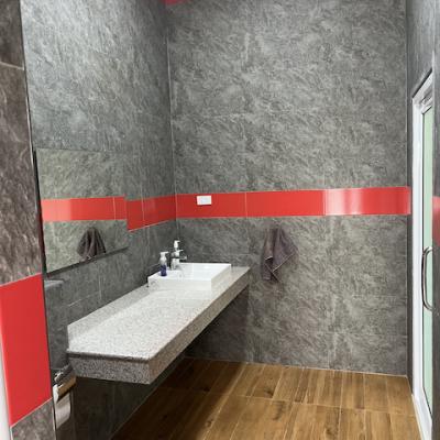 Bathroom Guestroom 1